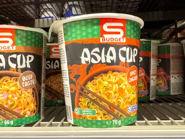 Baharatlı tavuk ve sığır eti aromalı erişteler..