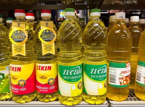 Süpermarketin rafında çeşitli sebze yağı şişeleri.