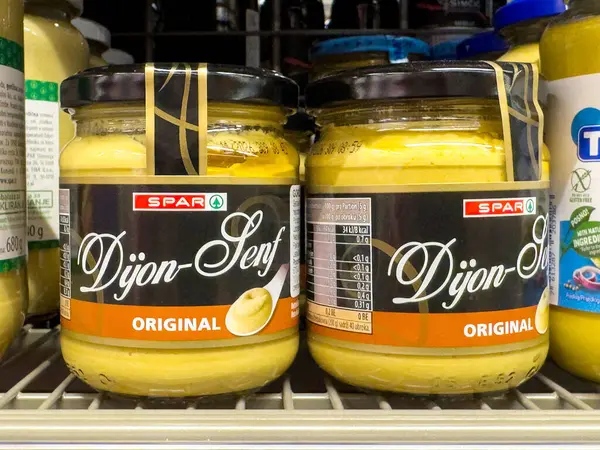 Spar dijon senf Market rafında orijinal hardal kavanozları.