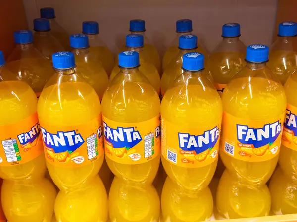 Rafta portakallı gazoz şişeleri sergileniyor..