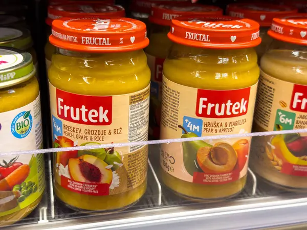 Market rafında besin bilgileriyle çeşitli meyve kavanozları var..