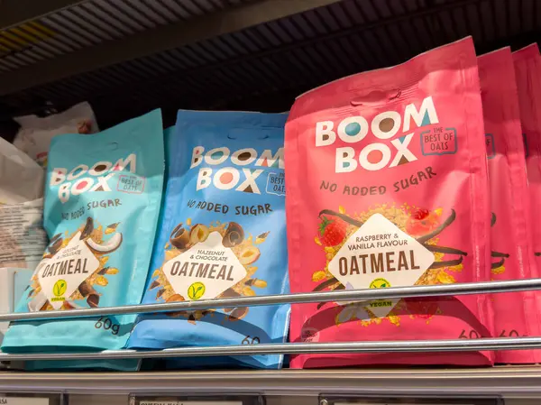 Süpermarket raflarında ahududu fındık aromalı yulaf ezmesi paketleri var..