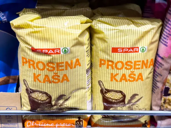 Rafta Proso darı gevreği paketleri.