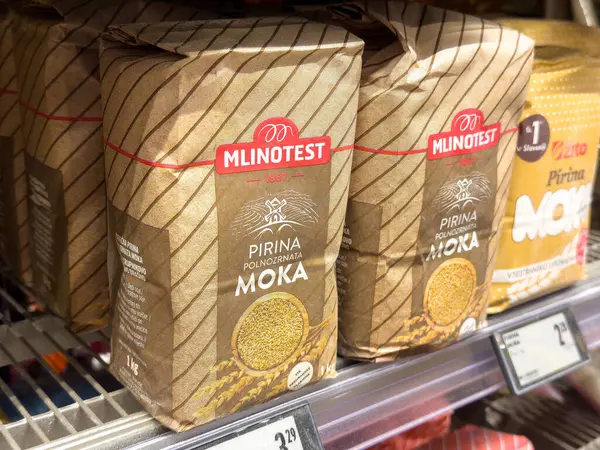 Marketteki raflarda tam buğday unu paketleri.