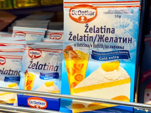 Pasta ve meyveli tatlı paketiyle Dr. Oetker jelatin sergisi.