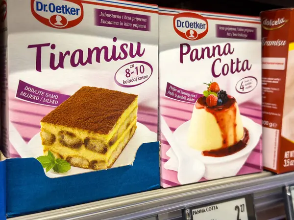 Dr. Oetker tiramisu ve Panna cotta süpermarket rafında tatlı karışımı..