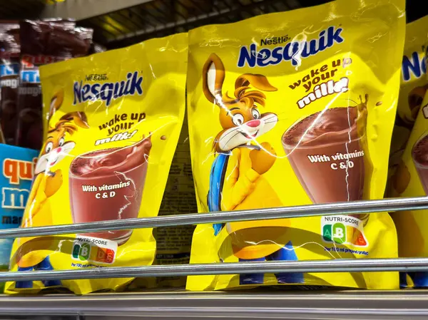 Nesquik çikolatalı süt tozu paketlerinde besin değeri etiketi var..