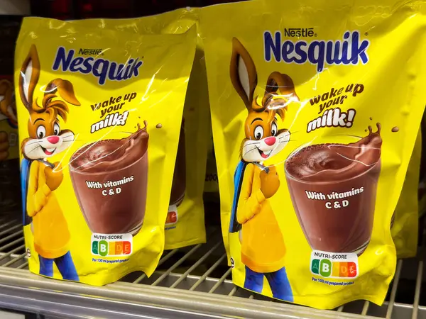 Nesquik çikolatalı süt tozu ambalajı ve rafta çizgi film tavşan çizimi.