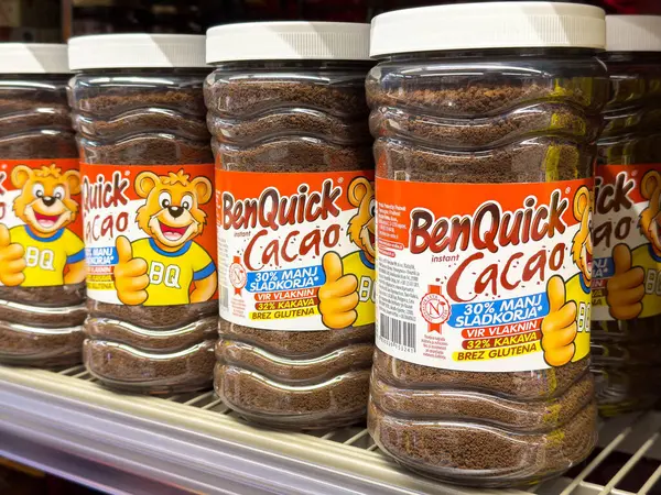 Süpermarket rafında renkli etiketli anlık kakao karıştırma kavanozları.