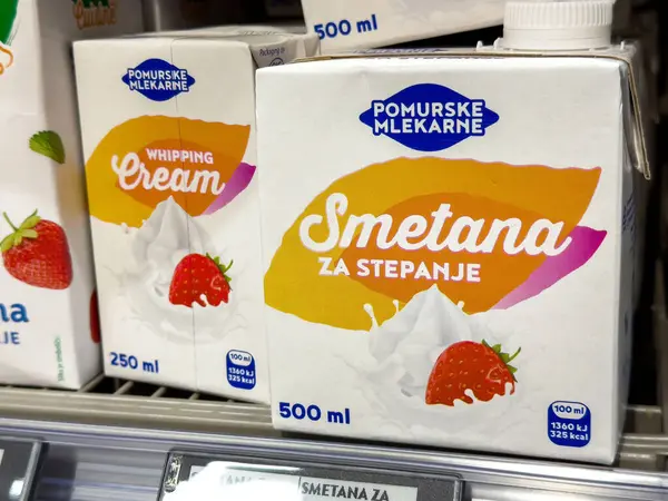 Süpermarket koridorunda krem şanti ile smetana ambalajı ve çilek tasarımı.