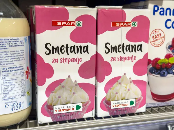 Spar smetana krem şanti ambalajı Slovenia 'daki mağaza rafında..