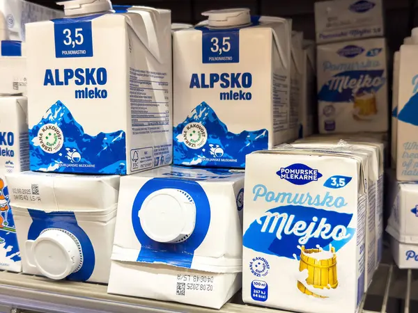 Market raflarında çeşitli karton alp ve pomursko sütü sergilenmektedir..