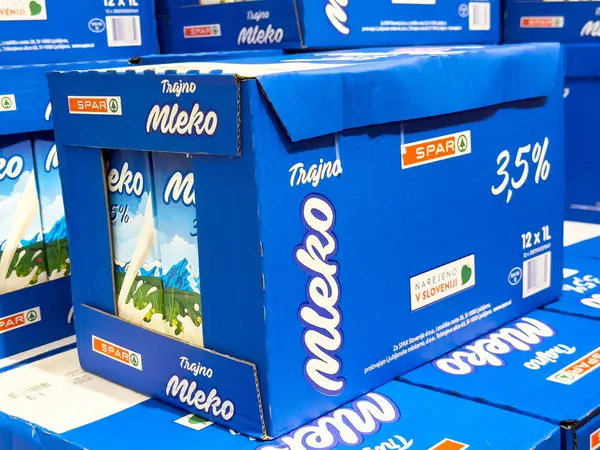 Mavi kutuda% 3,5 süt kutusuyla spar mleko ambalajı.