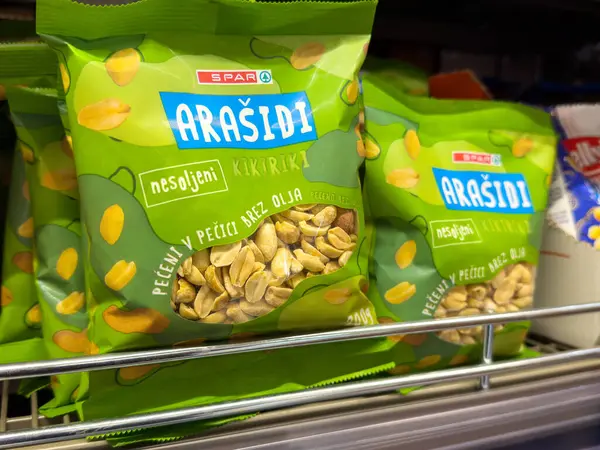 Süpermarketin rafında sergilenen tuzsuz fıstık paketi.