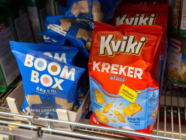 Aperatif ambalajında kraker ve cips gösteriliyor.