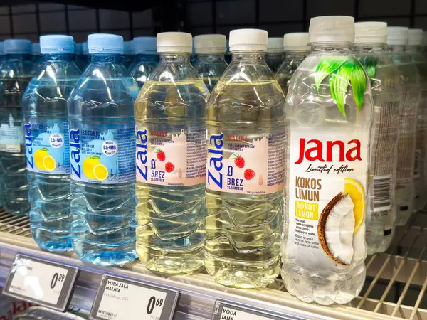 Rafta hindistan cevizi ve limon çeşitleriyle çeşitli aromalı su var..