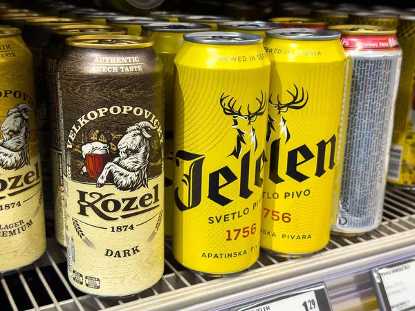 Çek ve Sırp bira kutuları raflarda otantik etiketler ve markalar sergileniyor.