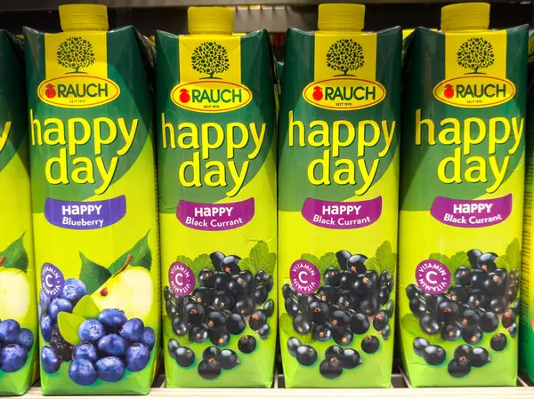 Böğürtlen ve siyah frenk üzümü aromalı meyve suyu kutuları..