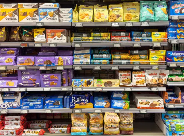 Market koridorunda çeşitli kurabiye ve bisküvi seçimleri.