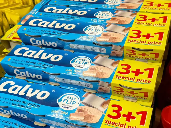 Konserve ton balığı 3 + 1 süpermarket koridorunda özel teklif.