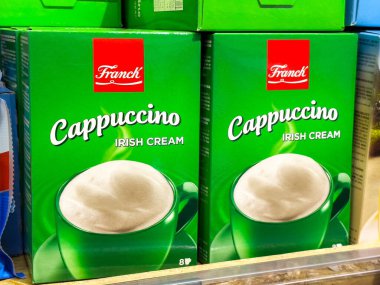 İrlanda kremalı cappuccino franck ambalajı raftaki yeşil kutularda sergileniyor.