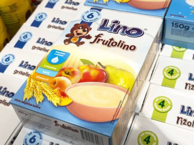 Marketin rafında meyve ve ayı amblemi olan Lino frutolino mısır gevreği kutusu.