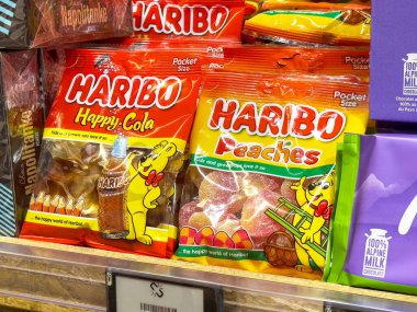 Markette mutlu kola ve şeftali sakızlı Haribo şeker sergisi.