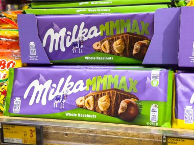 Milka mmmax çikolata sergisi ve rafta fındık ambalajı var..