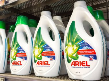 Ariel süpermarket koridorunda çamaşır deterjanı şişeleri.