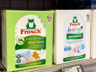 Frosch aloe vera ve bebek waschpulver çamaşır deterjanı Alman süpermarket rafında..