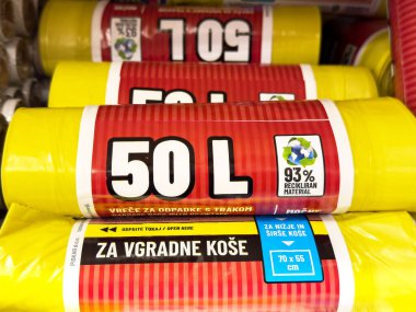 Sarı çöp torbaları. Depoda geri dönüşüm etiketi olan 50l.