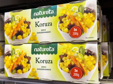 Slovenia 'da sebzelerle dolu konserve mısır paketleri..