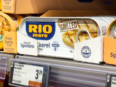 Süpermarkette ızgara uskumru konservesi..