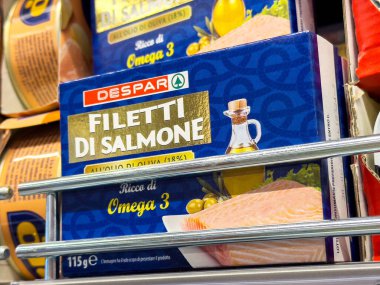 Zeytinyağlı konserve somon filetosu. Süpermarket rafında Omega 3 bakımından zengin..