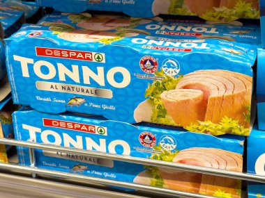 Süpermarket koridorunda konserve ton balığı ambalajı Desperar marka.
