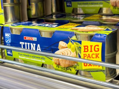 Süpermarket rafında büyük paket etiketli konserve ton balığı görüntüsü.