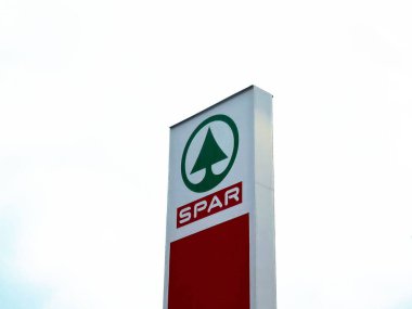 Açık gökyüzüne karşı spor süpermarket işareti.