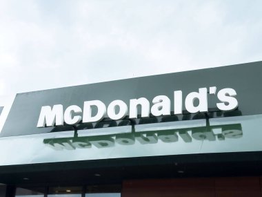 McDonald 'ın ikonik logosu ve yansıtıcı tasarımı olan mağazası.