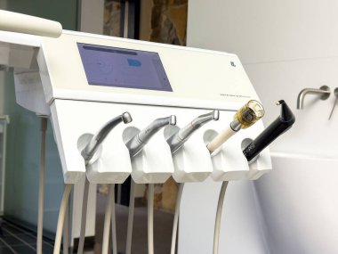 Klinik ortamında birden fazla el eşyası olan modern diş aletleri..