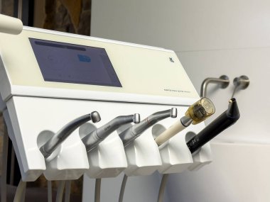 Diş sağlığı kliniğinde birden fazla el eşyası bulunan modern diş aletleri..