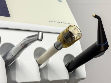 Modern klinikteki dişçi aletlerinin yakın çekimi.
