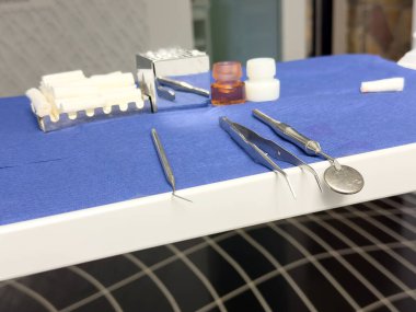Klinikteki diş aletleri mavi kapaklı ve sterilize aletlerle.