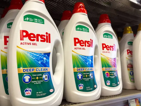 Süpermarketin rafında Persil çamaşır deterjanı şişeleri.