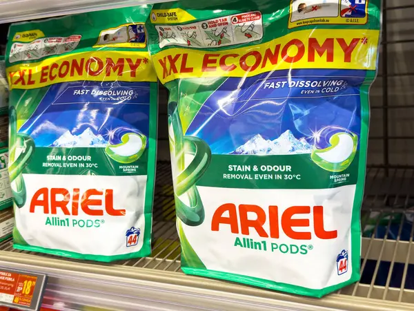 Ariel allin1 pod xxl ekonomi paketi mağaza rafında.