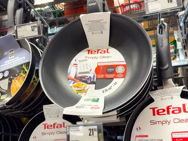 Tefal mağazada sade ve yapışmaz kızartma tavasını temizler..