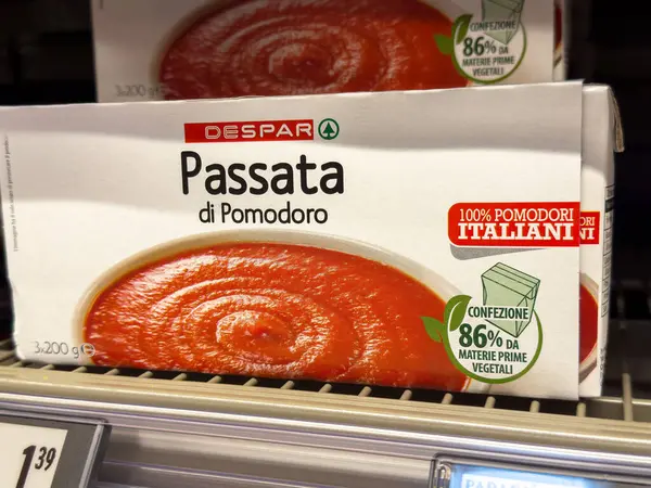 Passata di pomodoro ambalajı süpermarket rafında sergilenmektedir.