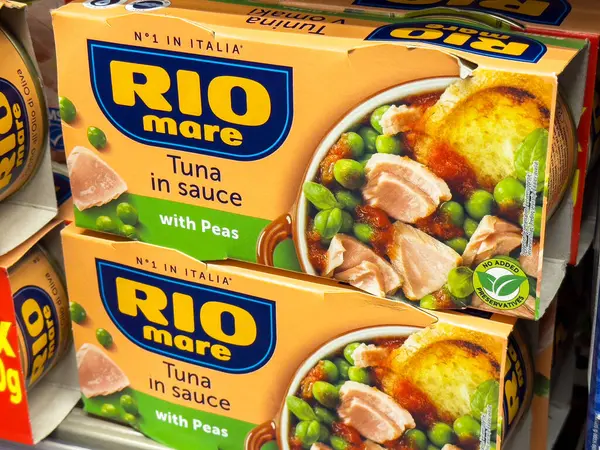 Markette bezelye ambalajlı soslu Rio mare ton balığı.