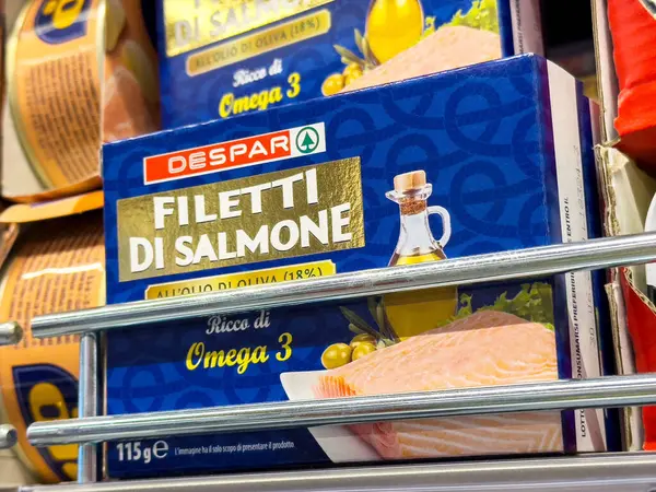 Zeytinyağlı konserve somon filetosu. Süpermarket rafında Omega 3 bakımından zengin..