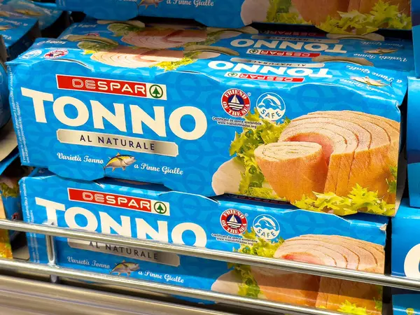 Süpermarket koridorunda konserve ton balığı ambalajı Desperar marka.