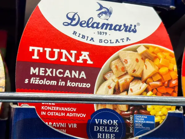 Ton balıklı Meksika yemeği. Mısır ve fasulyeyle etiketlenmiş..